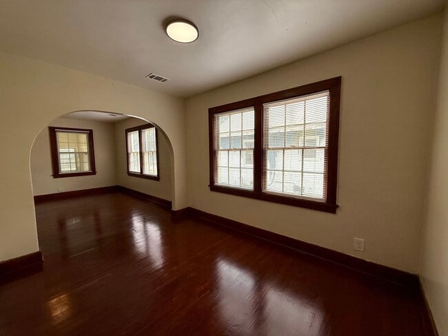 Building Photo - Welcome to this Beautiful Home in Downtown Paragould, AR!