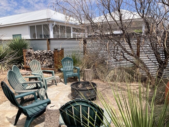 Building Photo - 104 E Waco St