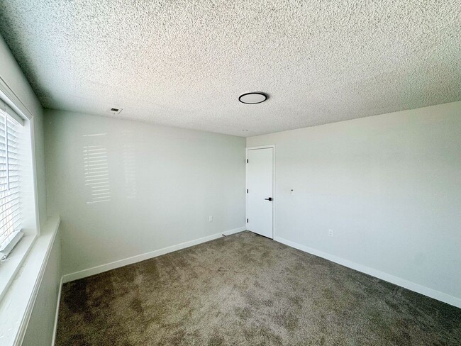 Building Photo - 5283 W Center Ave