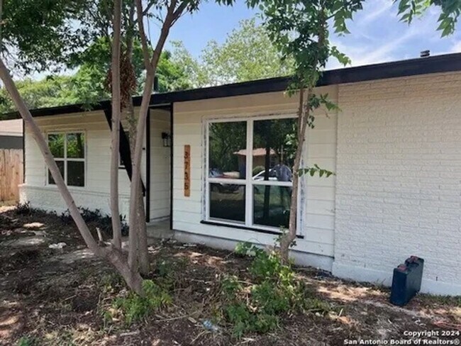 Primary Photo - Charming 3-Bedroom Home in Wilshire Neighb...