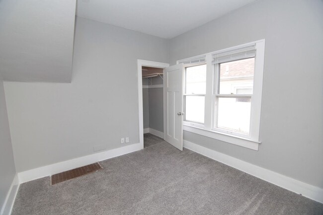 Building Photo - 2 Bedroom & Large Car Garage in Moline for...