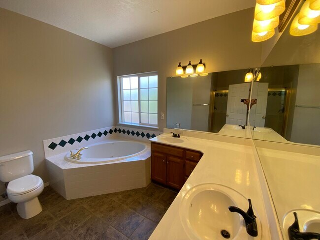 Building Photo - 7305 Peregrine Rd NE