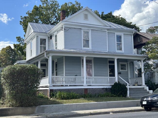 Building Photo - 407 Collicello St