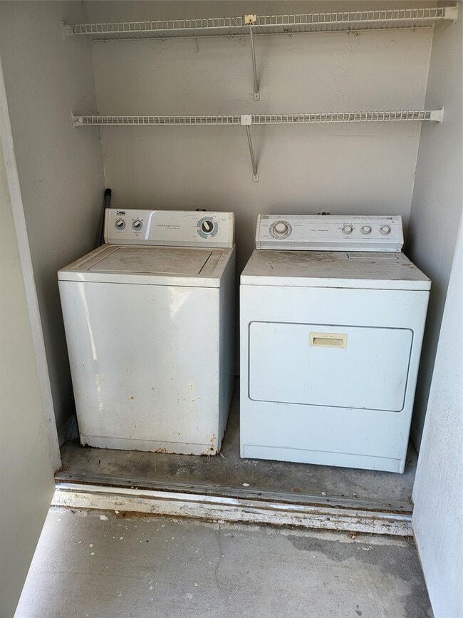 Building Photo - 2818 S Bartell Dr