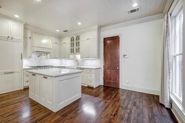 Building Photo - 5124 Chevy Chase Dr