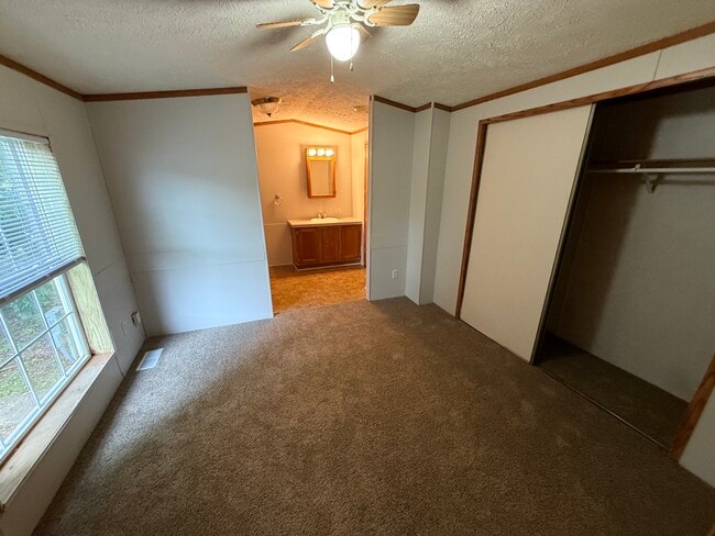 Building Photo - 285 E Birdsall Dr