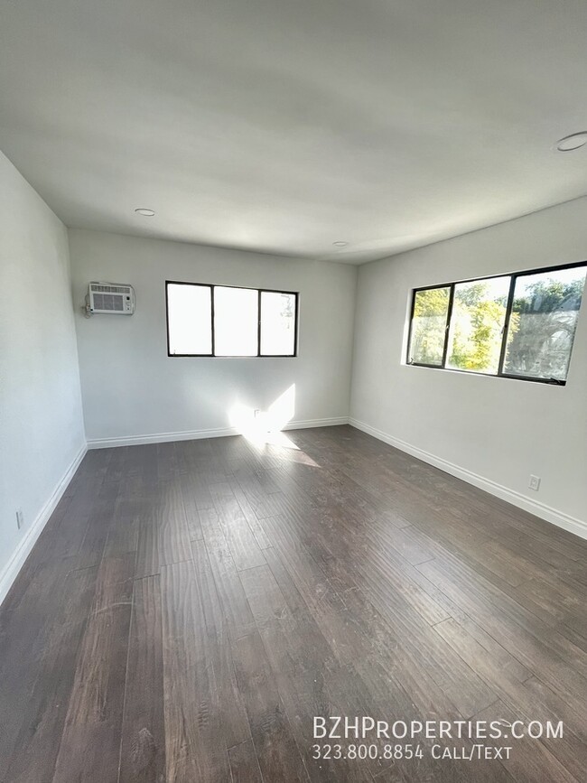 Building Photo - Newly Renovated Modern 2 Bedroom 2 Bathroo...