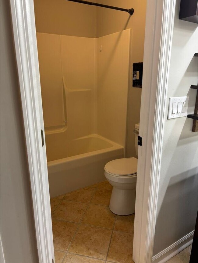 Building Photo - 867 Flintwood Rd