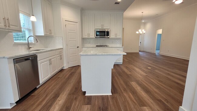 Building Photo - Stunning home in Garden Hill!