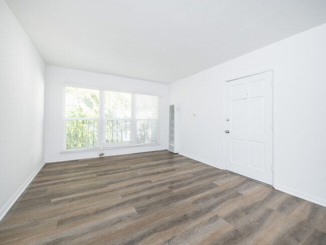 Interior Photo - 232-6 S. Harvard Blvd
