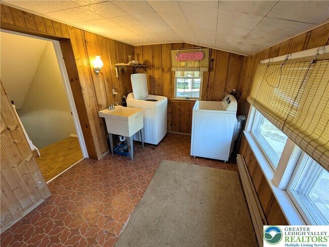 Building Photo - 3470 Rhododendron Dr