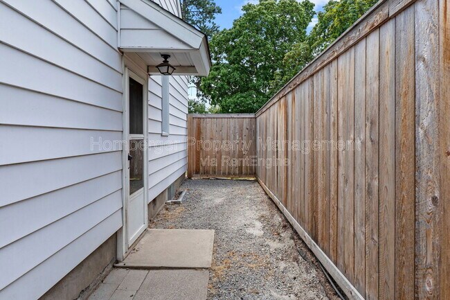 Building Photo - 807 E 40th Ave