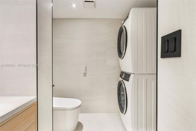 Building Photo - 16485 Collins Ave