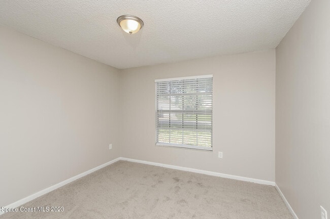 Building Photo - 865 Pine Wood Ave