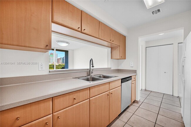 Building Photo - 2475 Brickell Ave