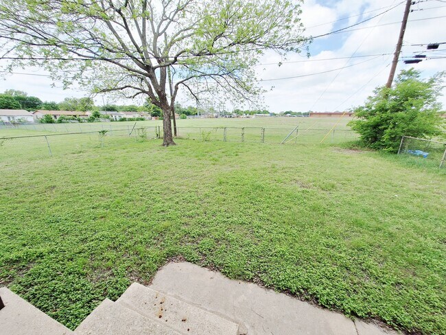 Building Photo - 907 Jefferis Ave