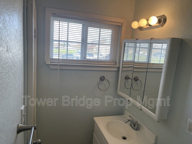 Building Photo - 8724 Halverson Dr