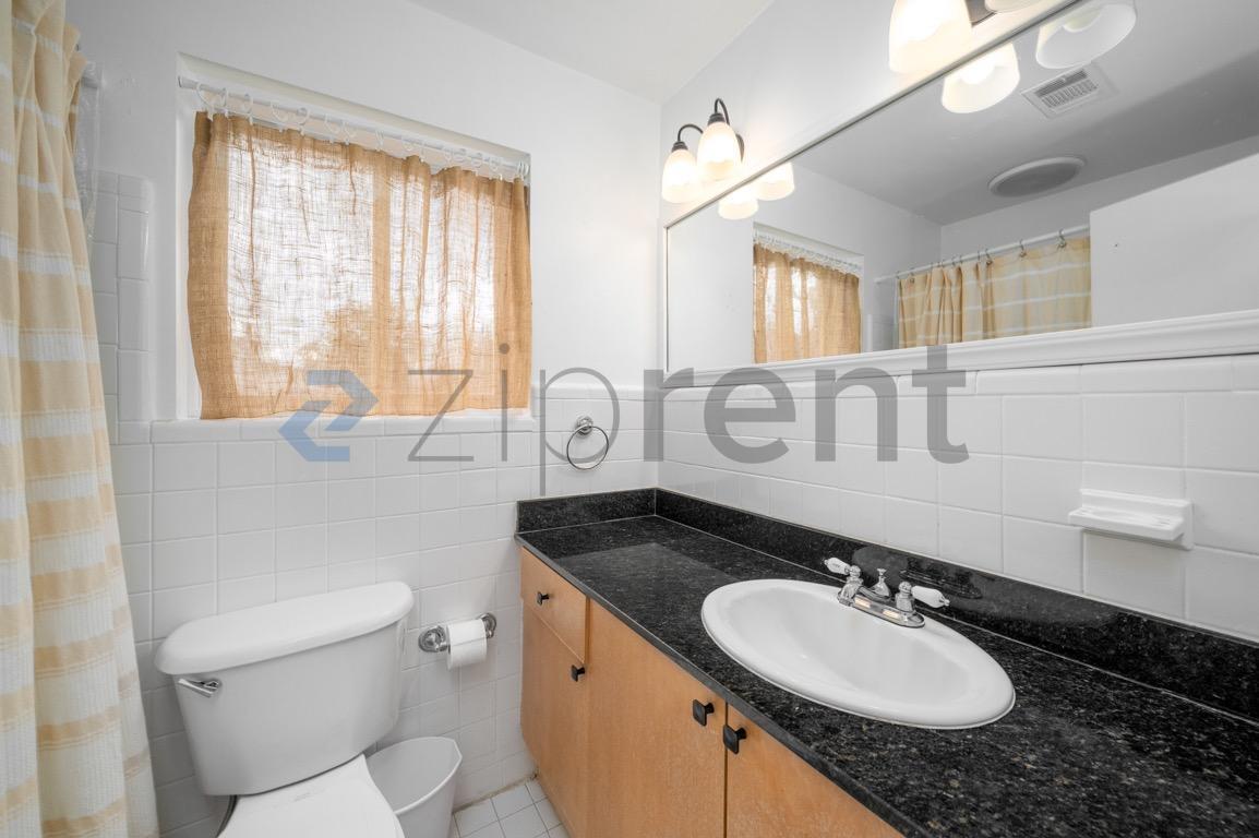 Building Photo - Unit 206