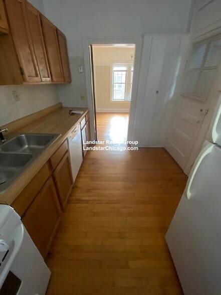 Building Photo - 736 Reba Pl