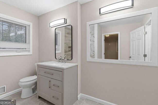 Building Photo - 2953 Meadowview Dr SE