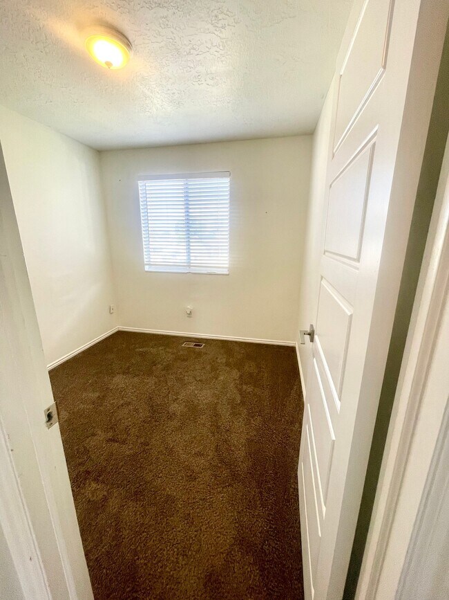 Building Photo - 672 E 950 S
