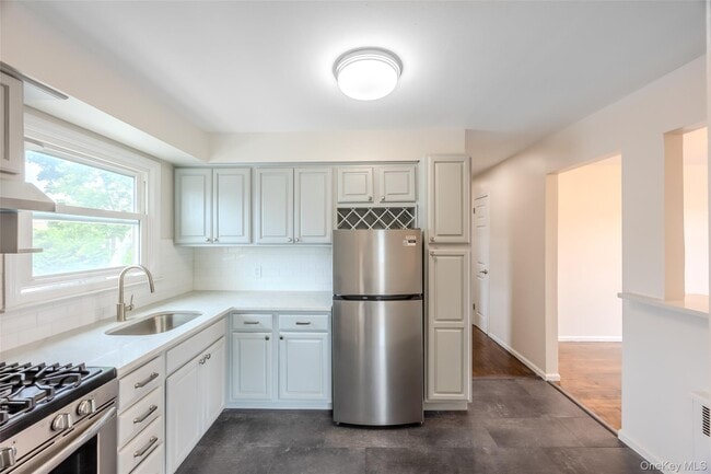 Building Photo - 214 Carman Ave