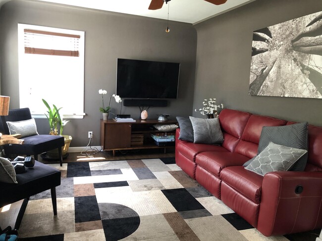 Building Photo - 1015 Forest Ave