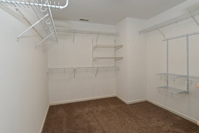 Building Photo - Spacious 4-Bedroom Haven with 2.5 Baths and Nearly 3,000 Sq Ft of Comfort in Indianapolis!