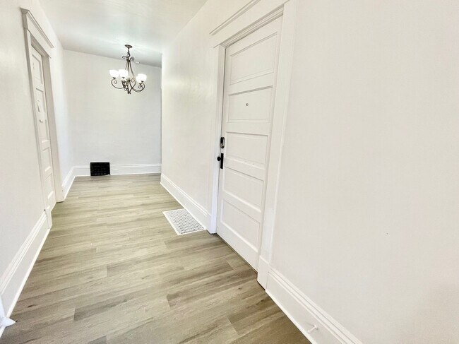 Building Photo - Beautiful Remodeled Studio on South Hill! ...