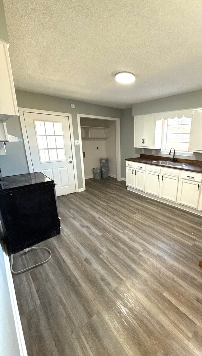 Building Photo - 102 Honeysuckle St