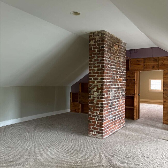 Building Photo - 823 E Henry St