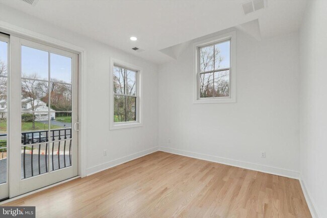 Building Photo - 35 Sycamore Pl