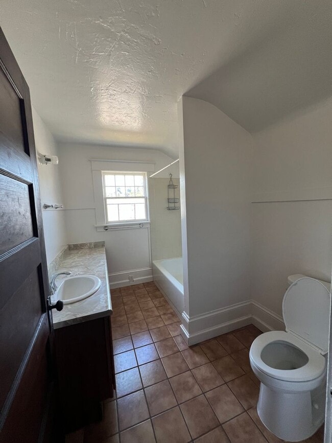 Building Photo - Charming 1910 Craftsman Home – 3BR/2BA + B...