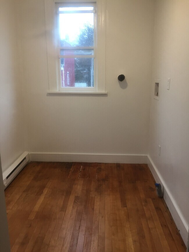 Building Photo - Spacious 2-3 Bedroom Historic Spacious Apartment near York College!