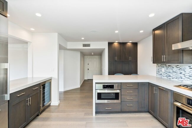 Building Photo - 1129 Larrabee St