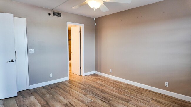 Building Photo - 4640 Lucerne Lakes Blvd W