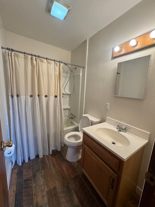 Building Photo - Cozy, Convenient Nothside 2 Bedroom Apartm...