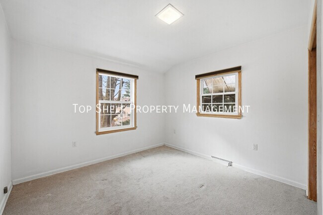 Building Photo - 502 Lacona Ave