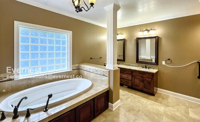 Building Photo - 607 Castle Dr