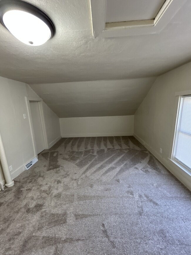 Building Photo - 411 W 9th St