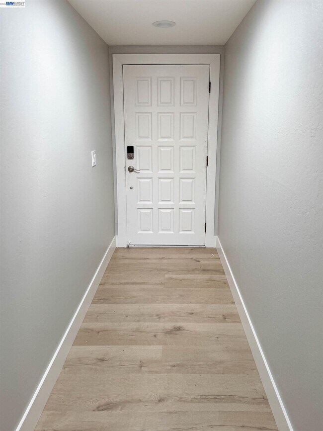 Building Photo - 2071 Seacliff Dr