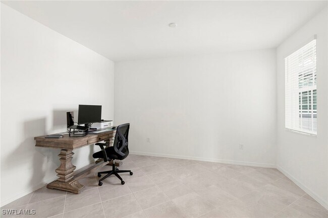 Building Photo - 12050 Santaluz Dr