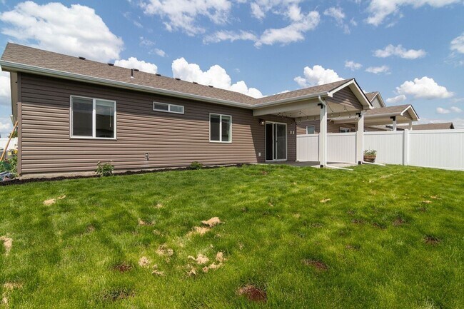 Building Photo - 2021 Built 3 Bed 2 Bath home w Fenced Yard