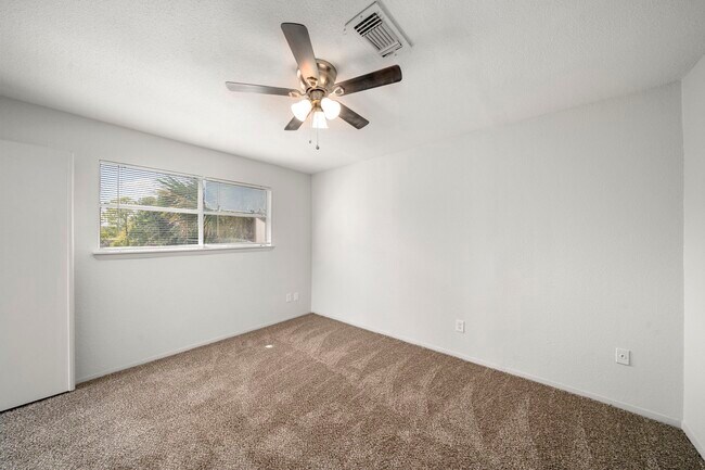 Building Photo - 7847 Green Lawn Dr