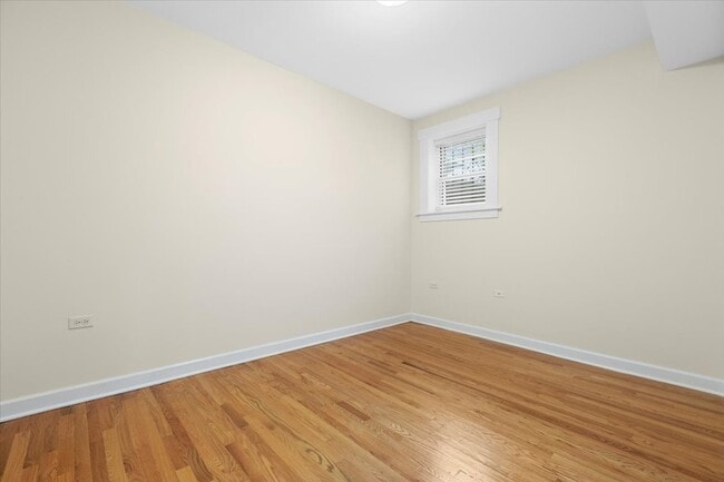 Building Photo - 6750 N Greenview Ave