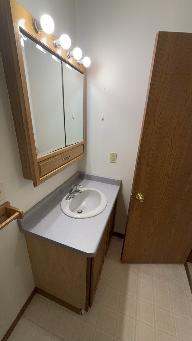 Building Photo - 2 bedroom in proximity to UWEC and downtown - 9 Month Lease!