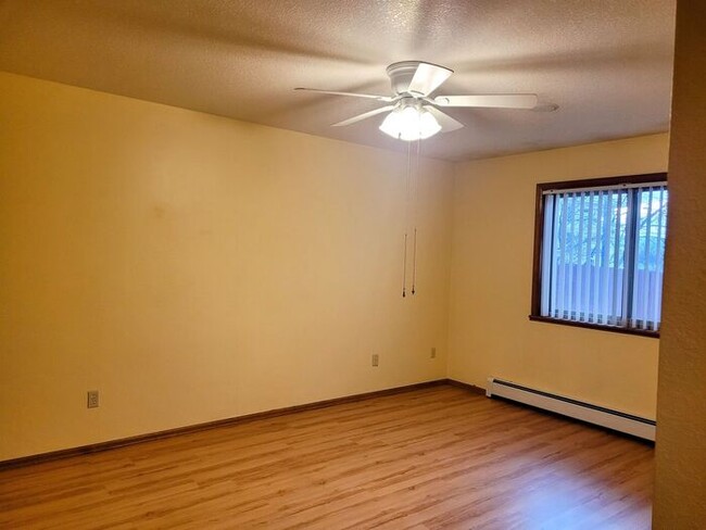 Building Photo - Private large 2 bedroom 2 bath townhouse e...