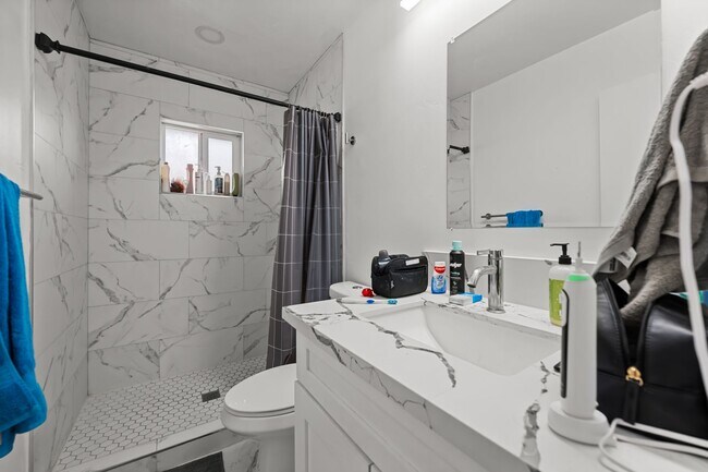 Building Photo - 2 kitchens + no back house!