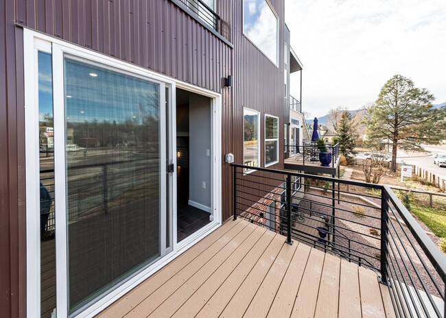 Building Photo - Luxury Executive Westside Townhouse with E...