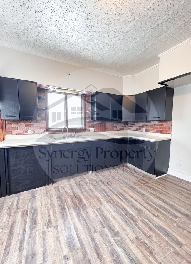 Building Photo - Crestline Home Available Now